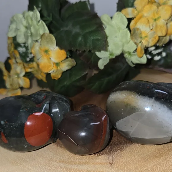 Bloodstone Skull Trio - Picture 5 of 6